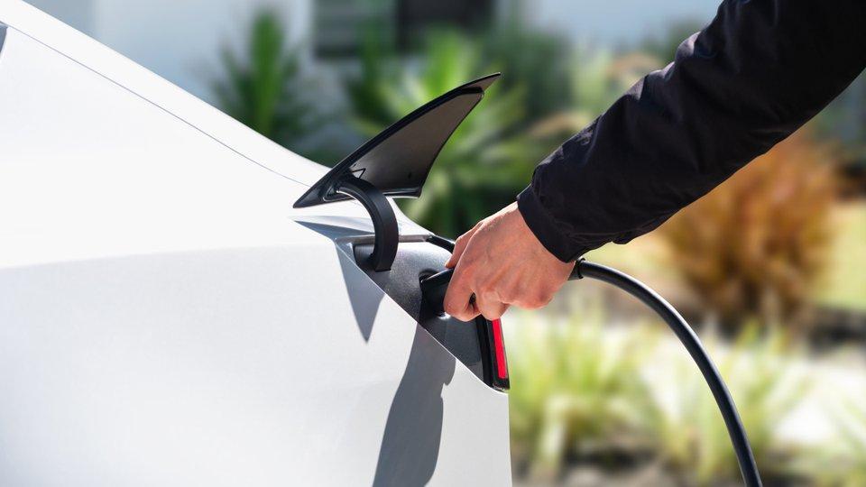 Tesla en Colombia: tipos de baterías y qué versión te conviene - Cover Image