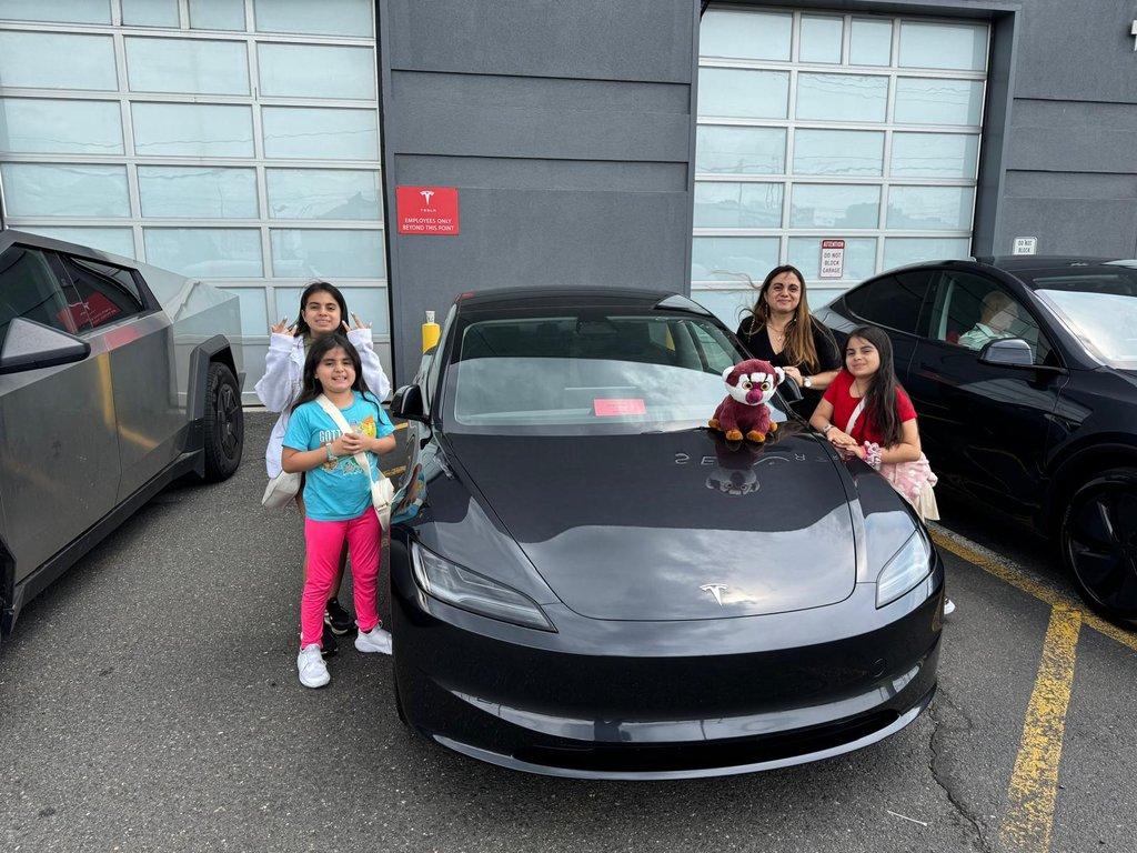 Cómo Tesla convirtió el carro en un espacio de aprendizaje para mis hijas - Cover Image